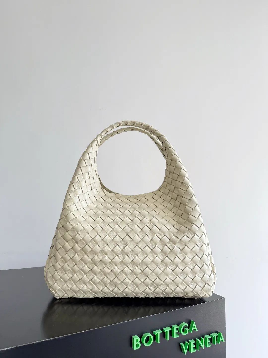 Batch 2760 new products are coming! BOTTEGA VENETA Bottega Veneta's 2025 new Campana shoulder bag is on the market~ First of all, I would like to praise the weight of this bag. As a not too small bag, it is very light for daily use. For people like me who need to carry a lot of belongings when going out, this advantage is great, and it greatly reduces the burden of traveling. 🛍️The shape is a bit like a combination of parachute and jodie. The blunt triangle shape is cute and honest. Carrying it on your back when going shopping is a good mood accelerator. The handles and body of the bag are both classic weaves. A tie is added to the original open design. If it is not tied up, the bag will look like a small vegetable basket when carried. Style number: 844250 Size: 39*24*18.5cm